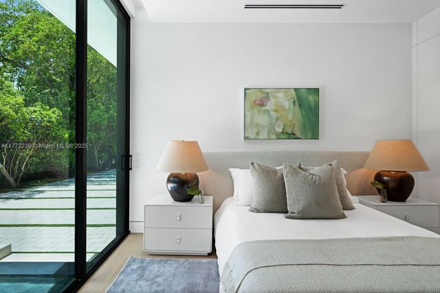 5515 Pine Tree Dr, Miami Beach, FL 33140