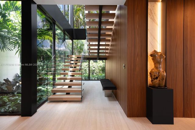 5515 Pine Tree Dr, Miami Beach, FL 33140