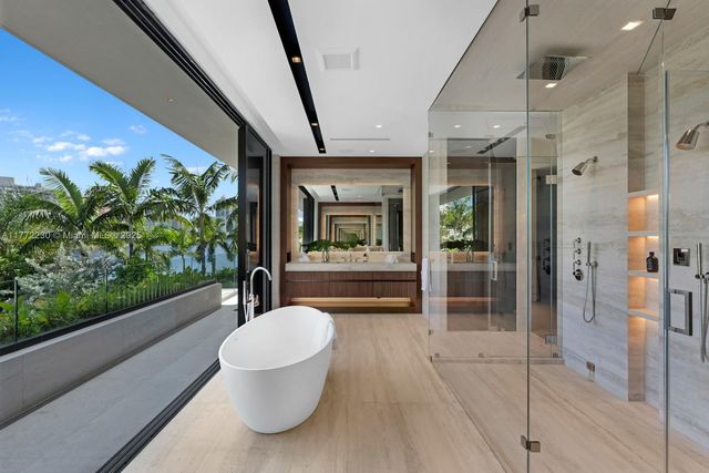 5515 Pine Tree Dr, Miami Beach, FL 33140