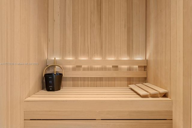 5515 Pine Tree Dr, Miami Beach, FL 33140