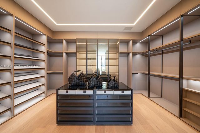 5515 Pine Tree Dr, Miami Beach, FL 33140