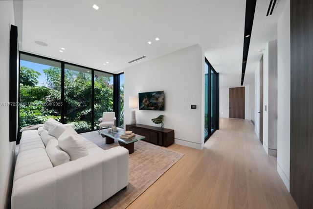 5515 Pine Tree Dr, Miami Beach, FL 33140