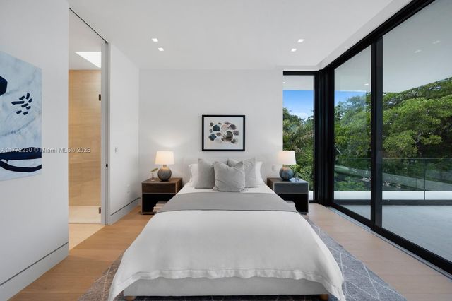 5515 Pine Tree Dr, Miami Beach, FL 33140