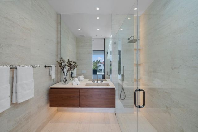 5515 Pine Tree Dr, Miami Beach, FL 33140