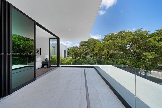 5515 Pine Tree Dr, Miami Beach, FL 33140