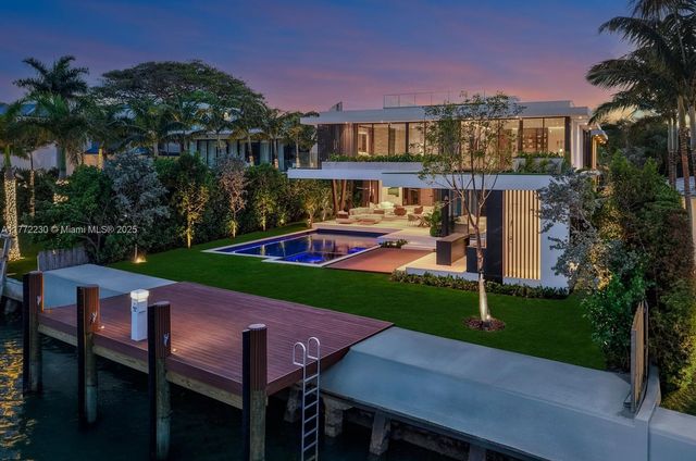 5515 Pine Tree Dr, Miami Beach, FL 33140