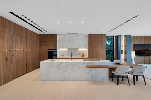 5515 Pine Tree Dr, Miami Beach, FL 33140