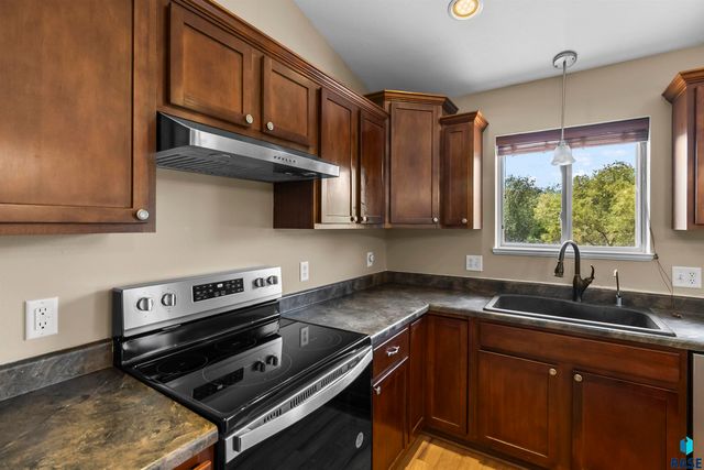 1313 W Creekside Dr Drive, Brandon, SD 57005