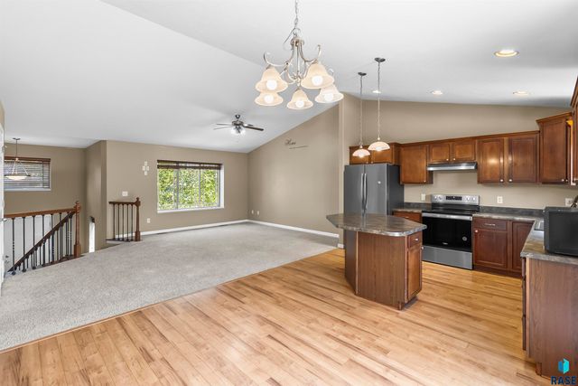 1313 W Creekside Dr Drive, Brandon, SD 57005