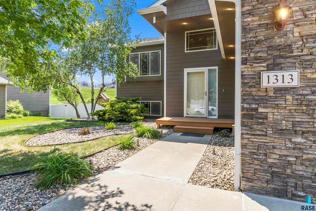 1313 W Creekside Dr Drive, Brandon, SD 57005