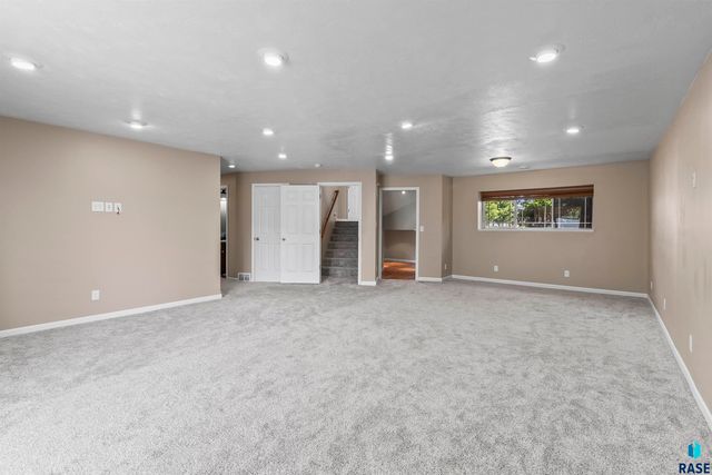 1313 W Creekside Dr Drive, Brandon, SD 57005