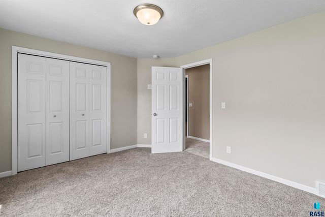 1313 W Creekside Dr Drive, Brandon, SD 57005