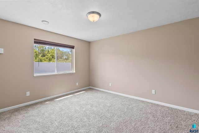 1313 W Creekside Dr Drive, Brandon, SD 57005