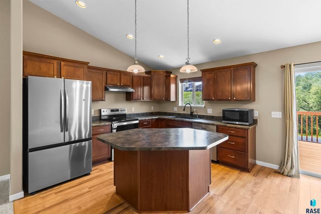 1313 W Creekside Dr Drive, Brandon, SD 57005