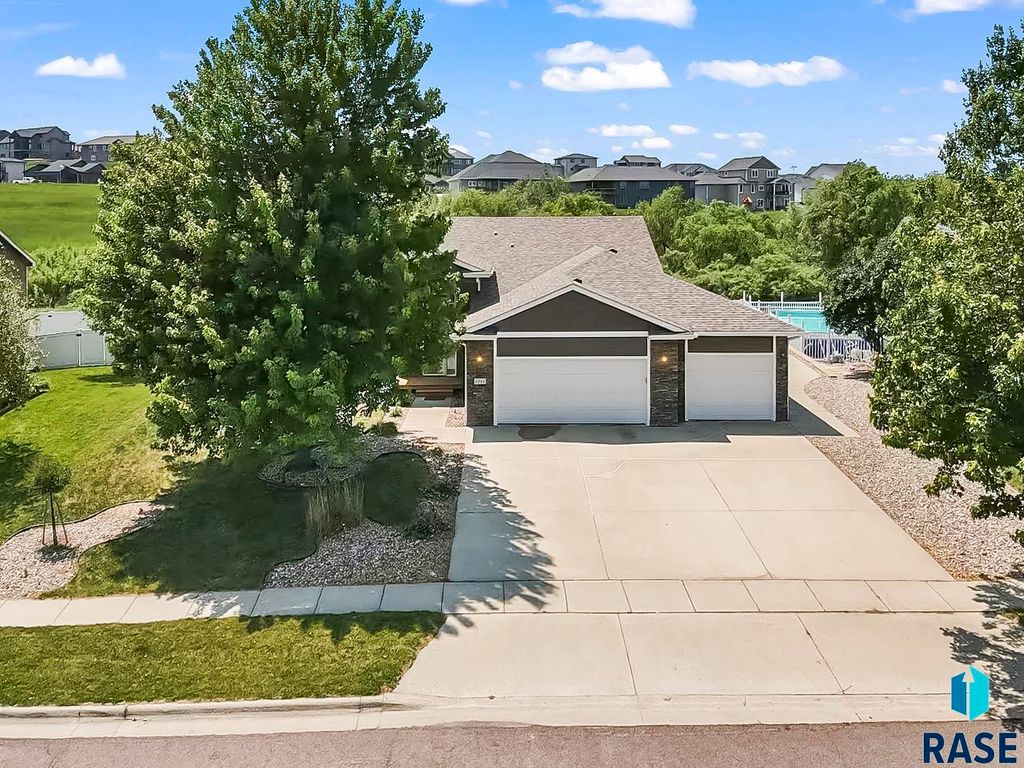 1313 W Creekside Dr Drive, Brandon, SD 57005