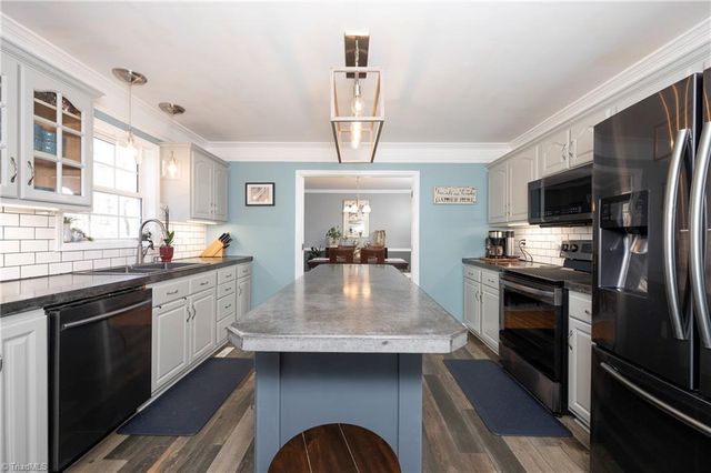 2221 Standing Oak Lane, Pfafftown, NC 27040