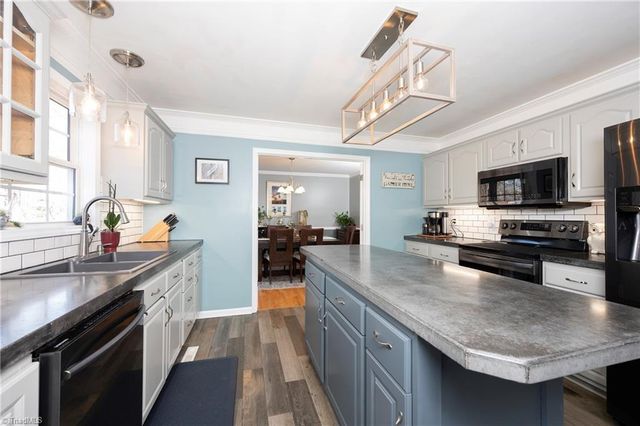 2221 Standing Oak Lane, Pfafftown, NC 27040