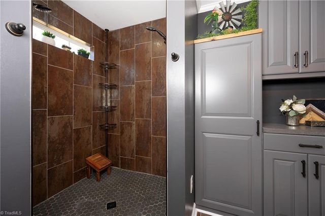 2221 Standing Oak Lane, Pfafftown, NC 27040