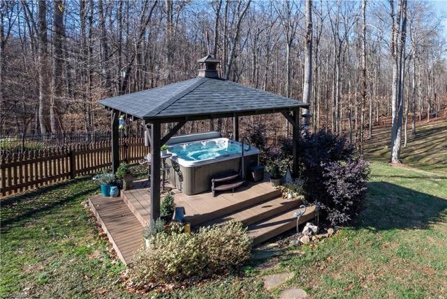 2221 Standing Oak Lane, Pfafftown, NC 27040