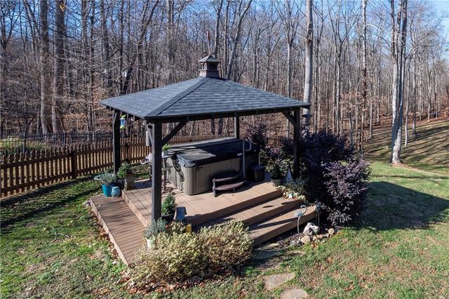 2221 Standing Oak Lane, Pfafftown, NC 27040