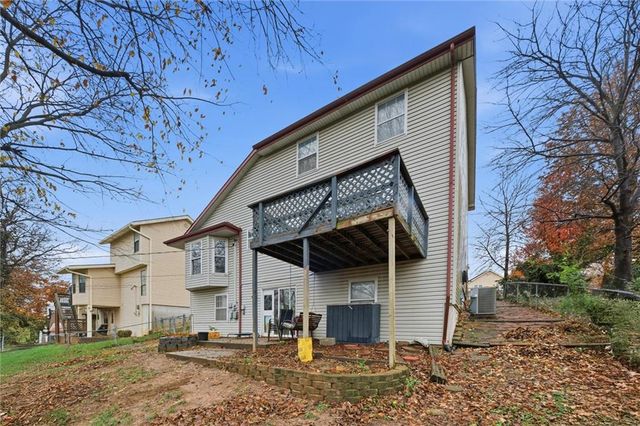 522 Forestglen Lane, Lansing, KS 66043