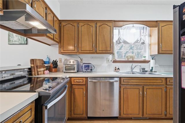 522 Forestglen Lane, Lansing, KS 66043