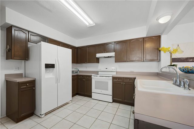 135 Santa Fe Dr, Rockport, TX 78382