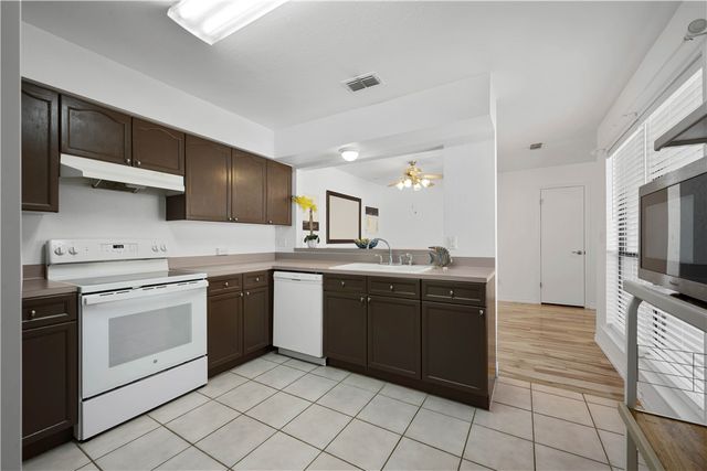 135 Santa Fe Dr, Rockport, TX 78382