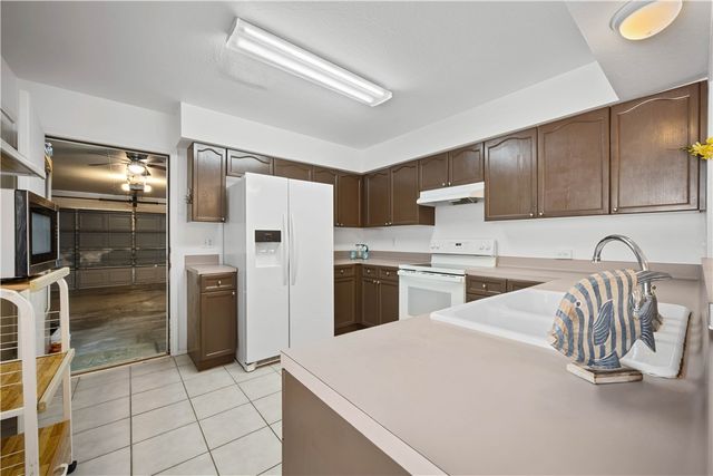 135 Santa Fe Dr, Rockport, TX 78382