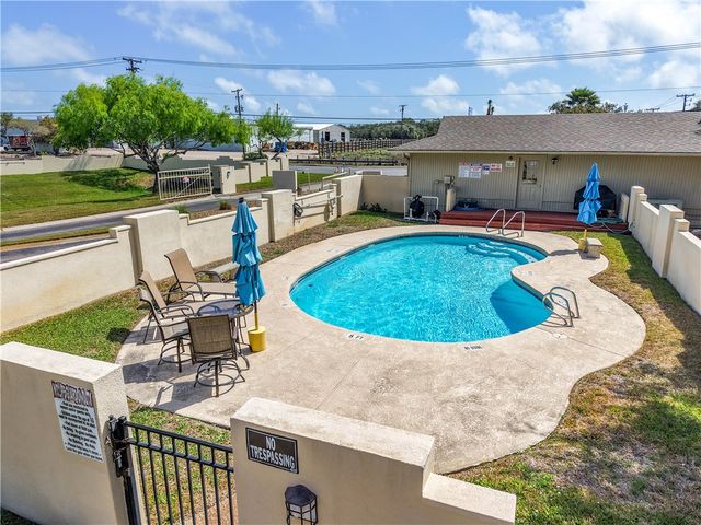 135 Santa Fe Dr, Rockport, TX 78382