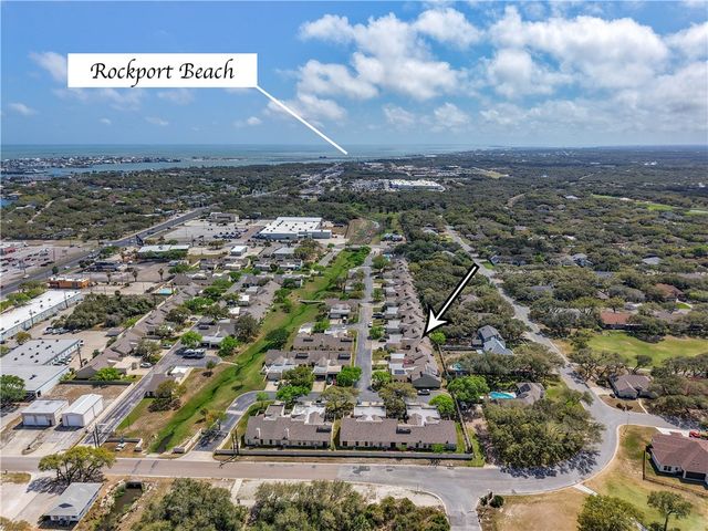 135 Santa Fe Dr, Rockport, TX 78382