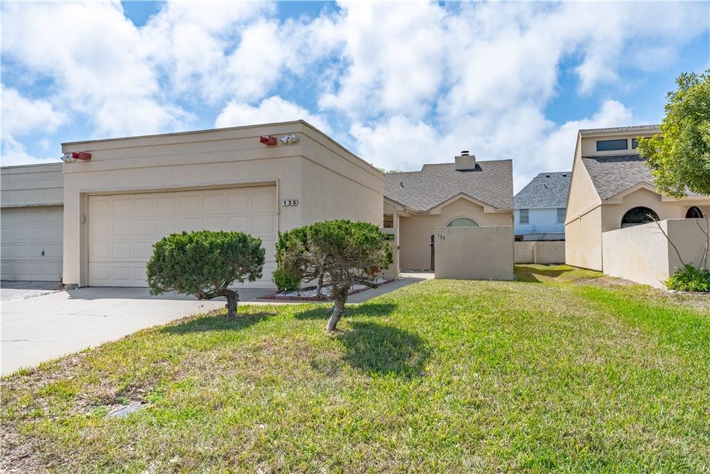 135 Santa Fe Dr, Rockport, TX 78382