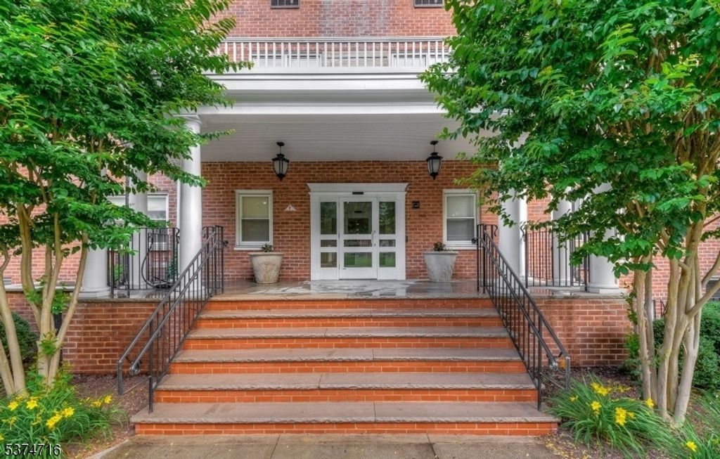 465 Valley St 4G, Maplewood Twp., NJ 07040
