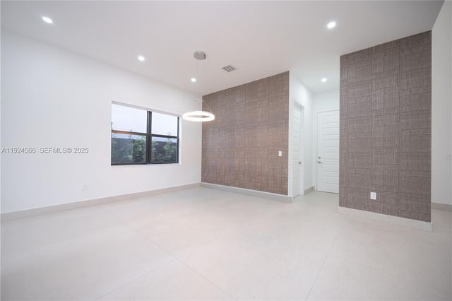 8842 NW 161st Ter, Miami Lakes, FL 33018