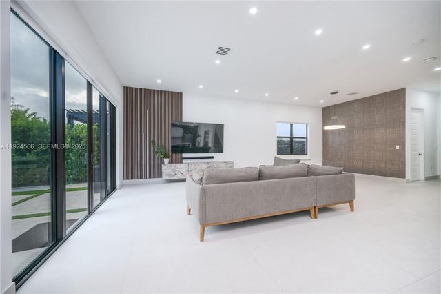 8842 NW 161st Ter, Miami Lakes, FL 33018