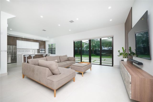 8842 NW 161st Ter, Miami Lakes, FL 33018