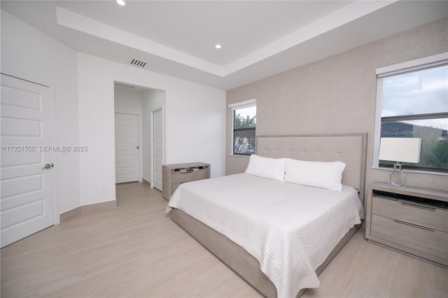 8842 NW 161st Ter, Miami Lakes, FL 33018