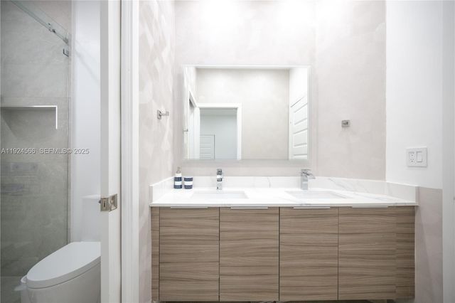 8842 NW 161st Ter, Miami Lakes, FL 33018