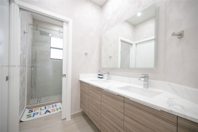 8842 NW 161st Ter, Miami Lakes, FL 33018