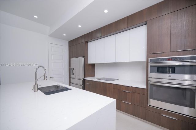 8842 NW 161st Ter, Miami Lakes, FL 33018