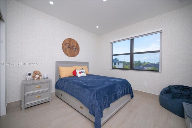 8842 NW 161st Ter, Miami Lakes, FL 33018