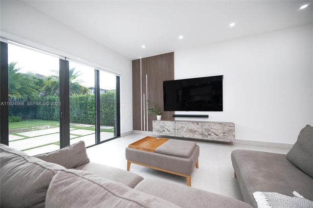 8842 NW 161st Ter, Miami Lakes, FL 33018