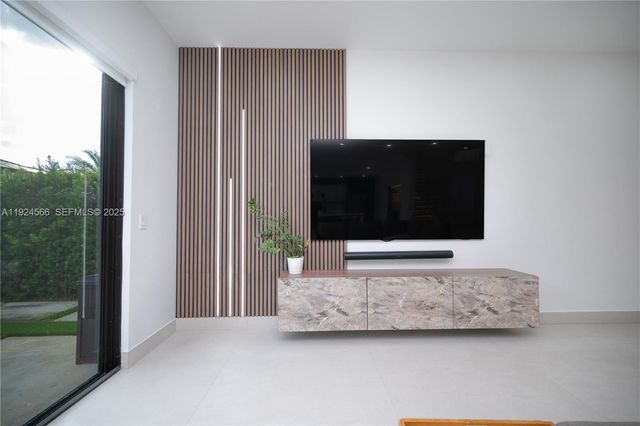 8842 NW 161st Ter, Miami Lakes, FL 33018