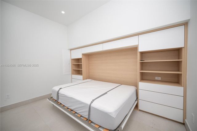 8842 NW 161st Ter, Miami Lakes, FL 33018