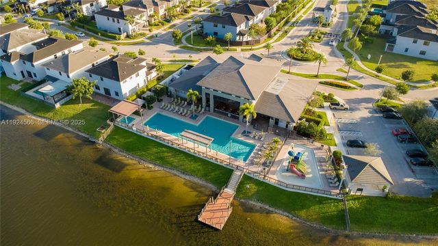 8842 NW 161st Ter, Miami Lakes, FL 33018