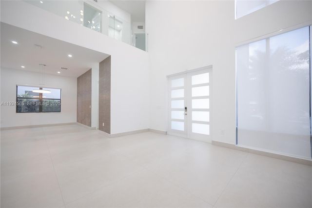 8842 NW 161st Ter, Miami Lakes, FL 33018