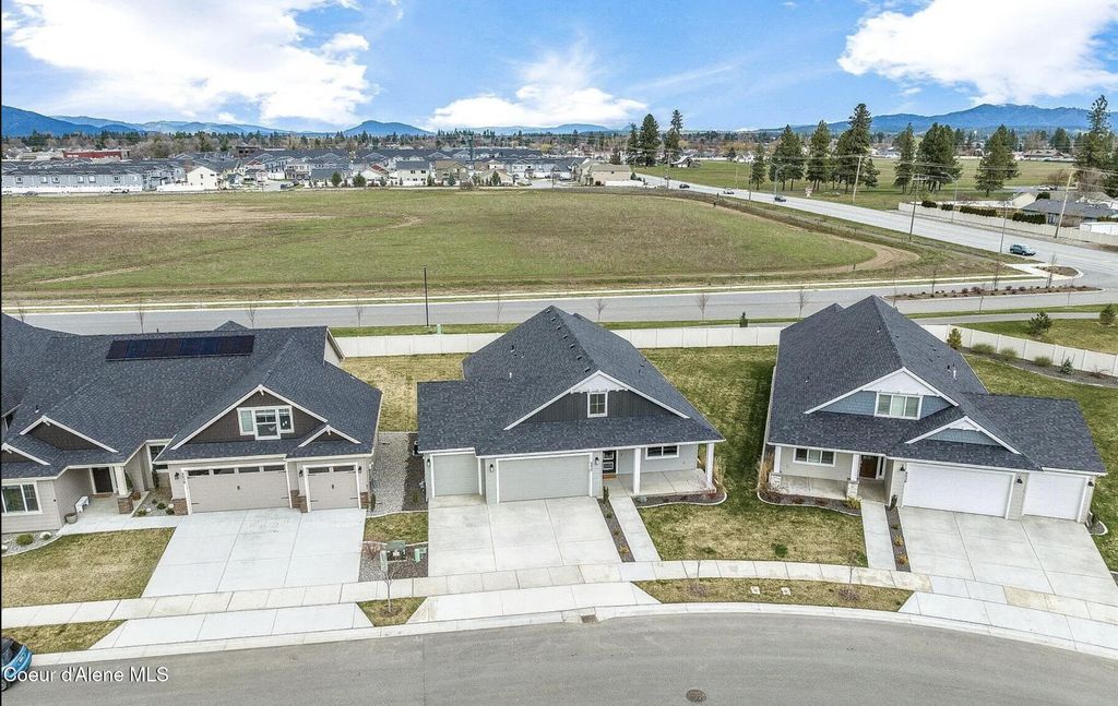8038 N Girard CIR, Coeur d'Alene, ID 83815 photo 4