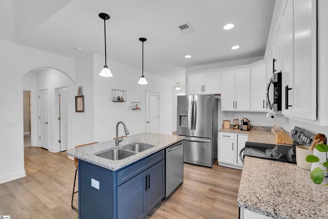 725 E Osprey Lane, Cowpens, SC 29330