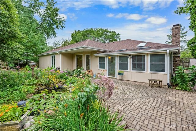 251 N Cambridge Drive, Geneva, IL 60134