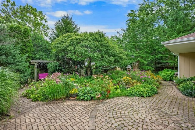 251 N Cambridge Drive, Geneva, IL 60134